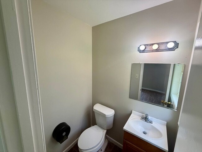 Building Photo - 2017 Fairfield Dr