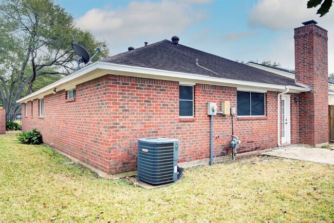 Building Photo - 1402 Forest Home Dr