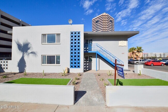 Primary Photo - 44 E Roanoke Ave