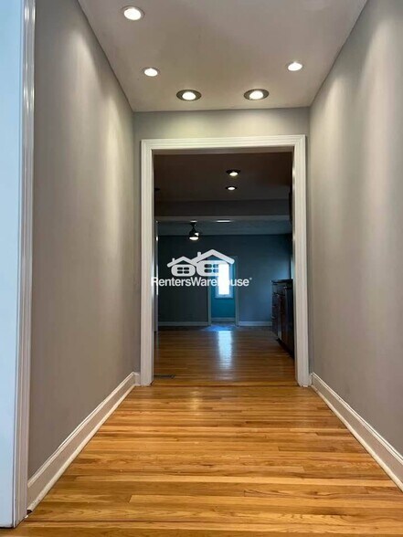 Building Photo - 1704 Belle Isle Cir NE
