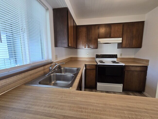 Building Photo - 140 NE Atkinson Ct