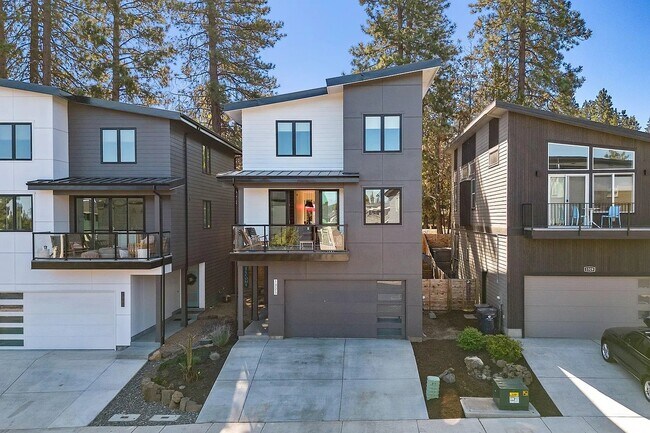 Building Photo - 1325 SW Boardwalk Ln