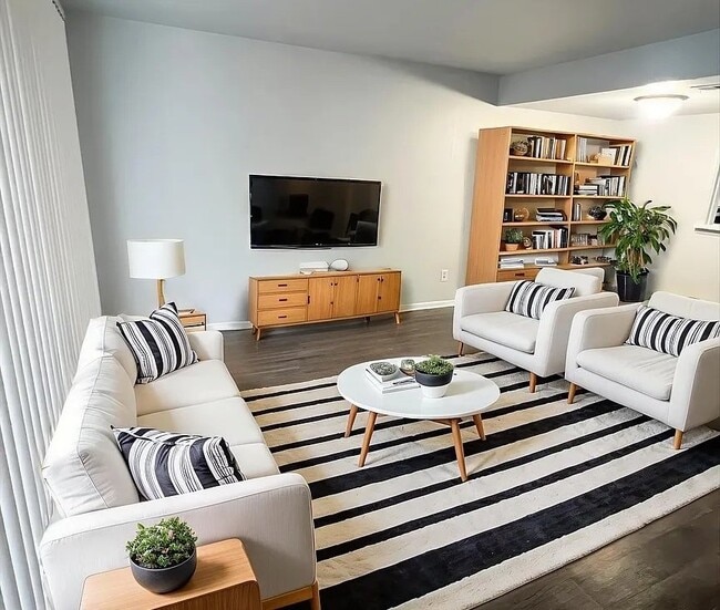 Building Photo - 1901 Eastway Dr