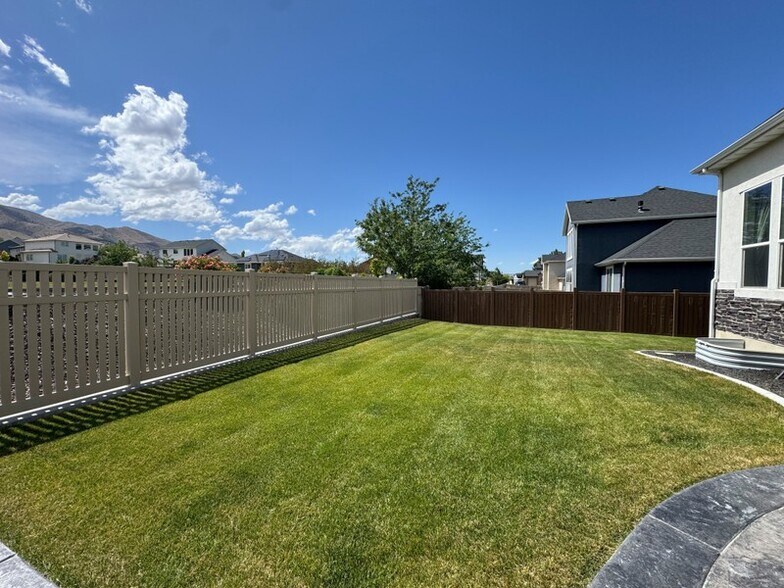 Building Photo - 3687 S Spinnaker Bay Dr