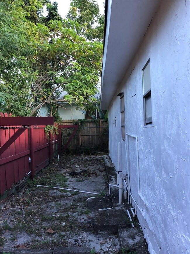 Building Photo - 76 NE 48th St