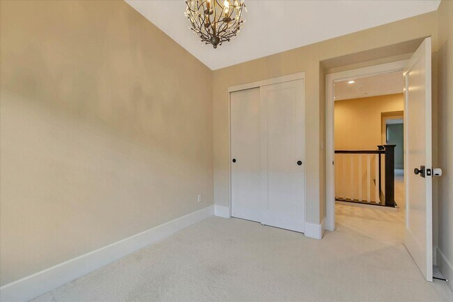 Building Photo - Beautiful Tri-Level 4 bedroom, 3.5 Bathroom, 2,150 SqFt Home in Downtown Campbell!