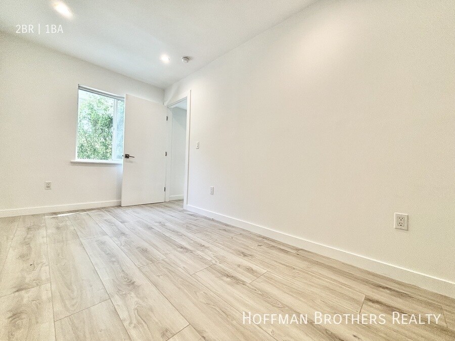 Building Photo - 562 N Kenmore Ave