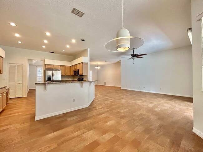 Building Photo - Beautiful Home with Water View in Eastwood!