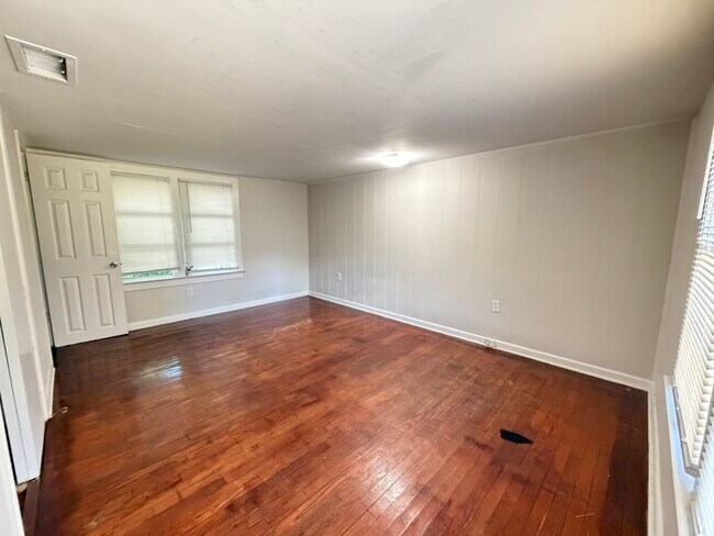 Building Photo - 3/2 Orlando Home Large Back Yard Immediate Move In!