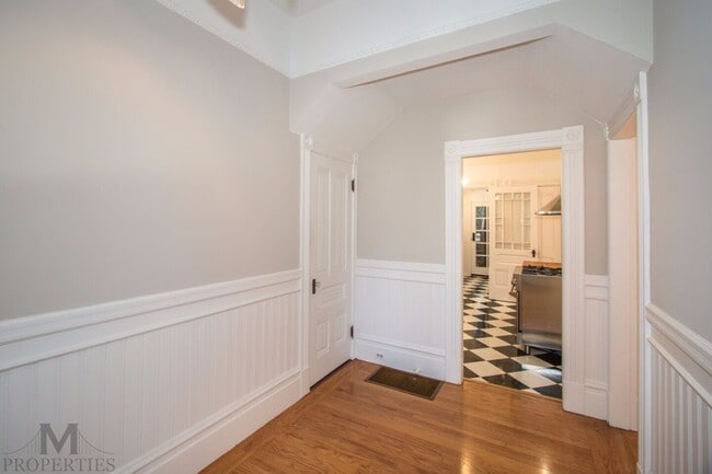 Building Photo - Eureka Valley Victorian Flat - Spacious and Pristine 1 Bed, 1 Bath