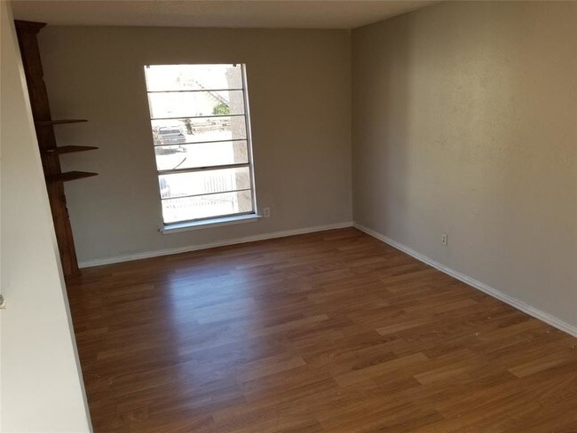 Building Photo - 6032 Westridge Ln