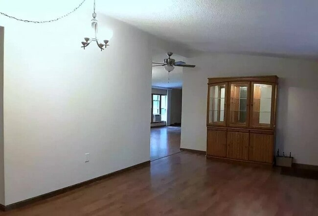 Building Photo - 3 Br Home Available in Nice Neighborhood J...