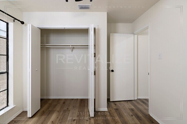 Building Photo - Beautifully Updated 3BR / 2BA in West Mobile with Private Courtyard