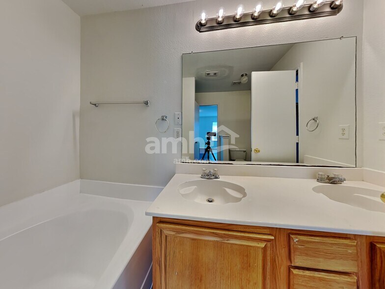 Building Photo - 1218 Taluca St