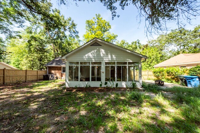 Building Photo - 3 Bedroom 2 Bath Home in Kings Grant - Sum...