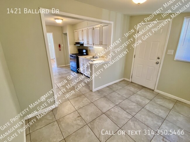 Building Photo - 1421 Ballard Dr