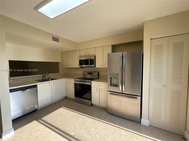 Building Photo - 14970 SW 82nd Ln