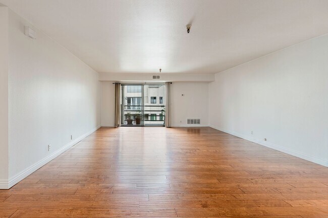 Building Photo - Modern Condo with over 1300 Square Feet wi...