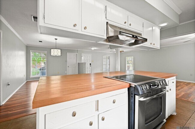 Building Photo - 9256 Bermuda Ave