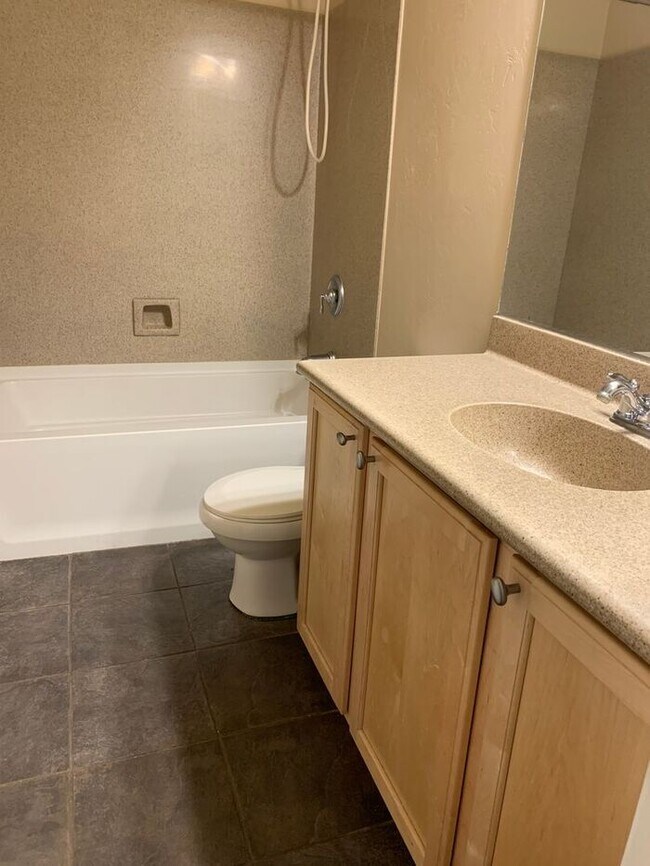 Building Photo - MOVE IN SPECIAL! $500 OFF MOVE IN COSTS WI...