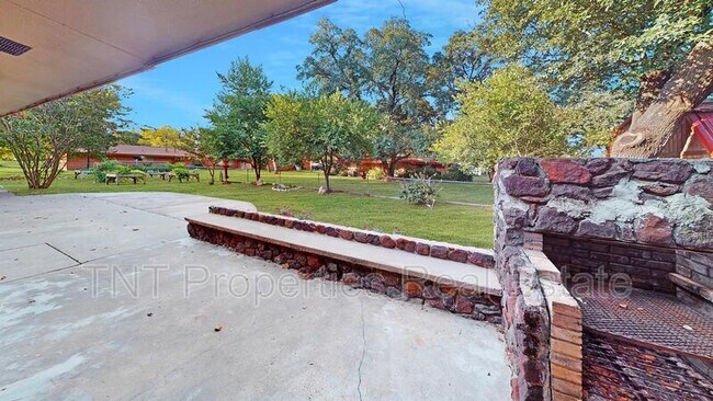 Building Photo - 1102 S Magnolia St