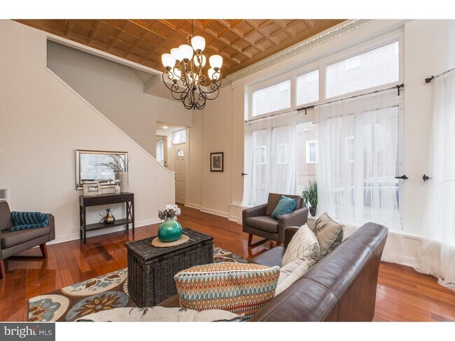 Building Photo - Amazing 3bd/2.5 Fairmount Home