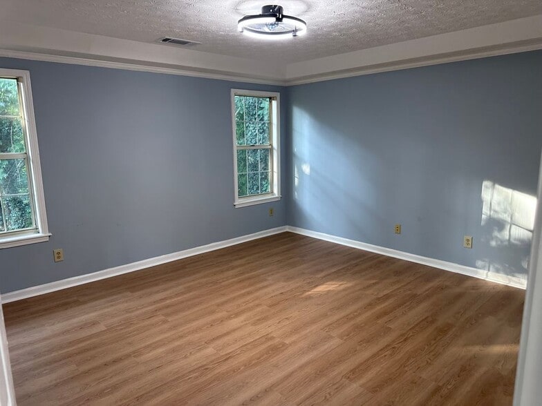 Building Photo - 545 River Overlook Dr NW