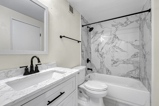 Building Photo - $1,550.00, 1 bed1 bath Updated Condo located in the heart of Denver