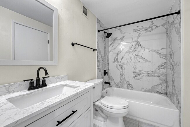 Building Photo - $1,895.00, 1 bed1 bath Updated Condo locat...