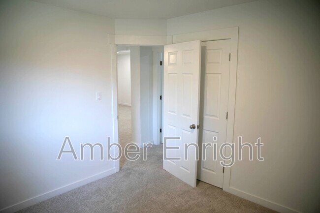 Building Photo - 422 E Lambourne Ave