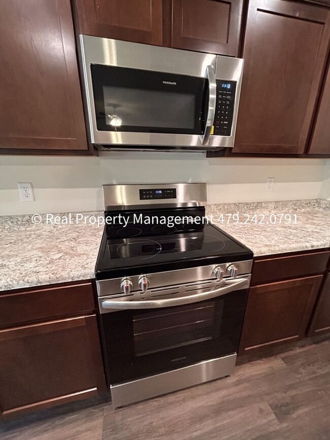 Building Photo - 10640 Cedar Wy