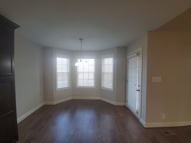 Building Photo - $2100 Executive 3 Bed 2.5 Bath with Bonus ...
