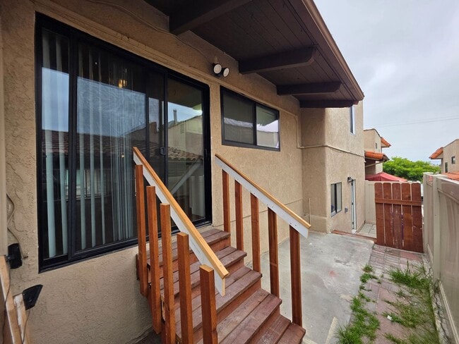 Building Photo - Beautiful 3 Bed, 2 Bath condo with 2 car garage & laundry