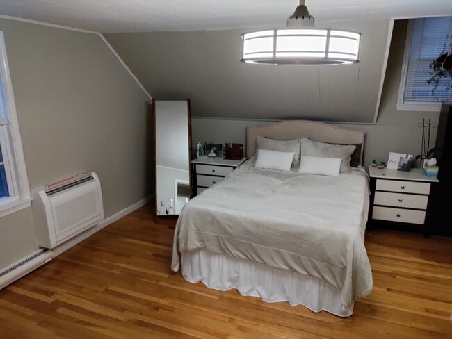 Building Photo - 338 Newport Ave