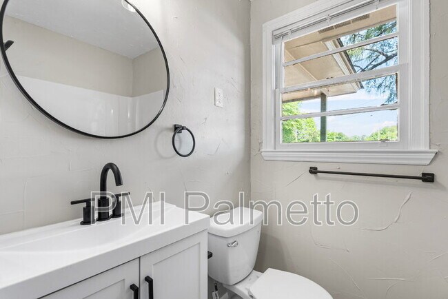 Building Photo - 1611 Holland St