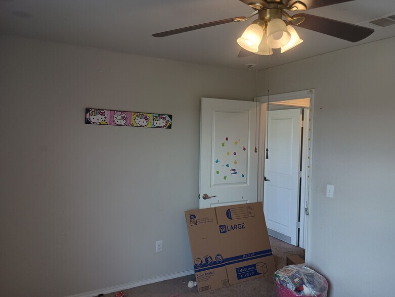 Building Photo - Room in House on Ashworth Blvd