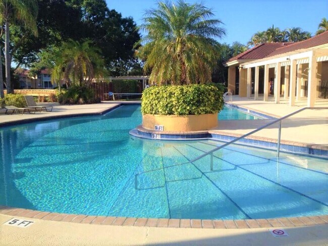 Building Photo - 4823 Via Palm Lakes Via