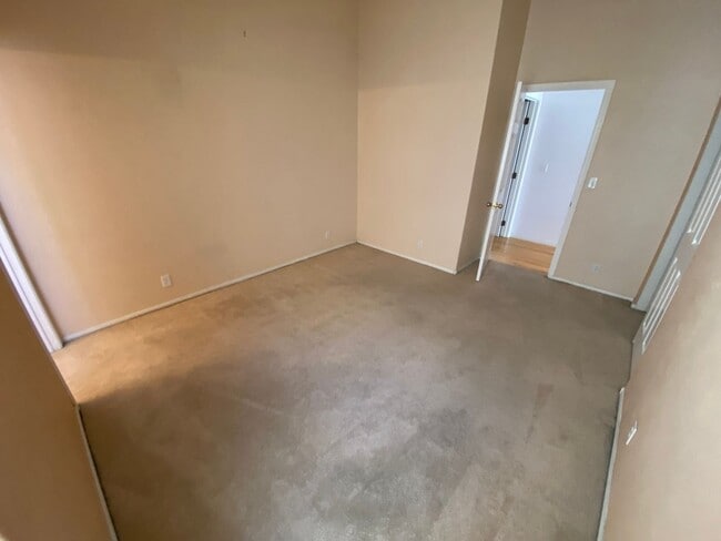 Building Photo - 4 bed/3 bath home located in Henderson
