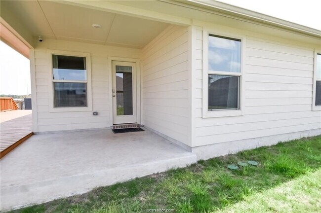 Building Photo - 6375 Darlington Ave