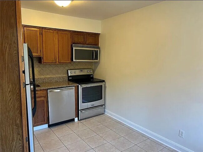Building Photo - 20 Manor Dr