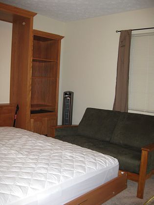 Building Photo - Efficiency Apt Close to Campus