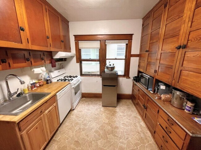 Building Photo - 12 Lathrop St