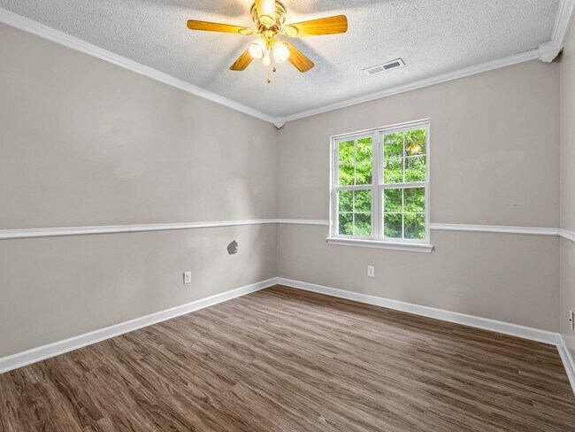 Building Photo - Country Club Area!