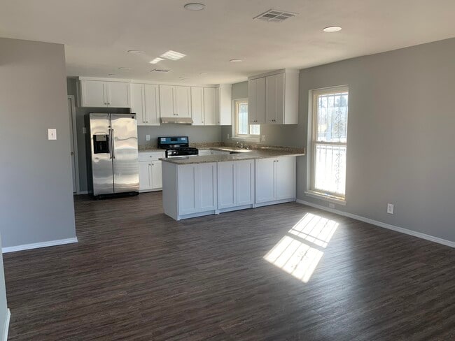 Building Photo - 3000 Wedgewood Dr