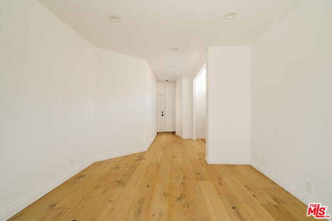 Building Photo - 609 21st Pl