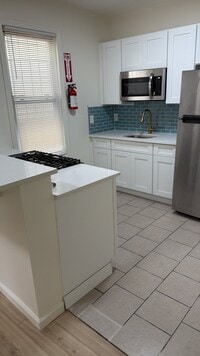 Building Photo - 587 Grove St