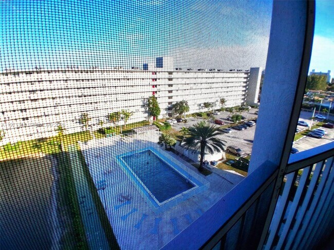 Building Photo - 1770 NE 191st St