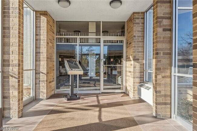 Building Photo - 2112 Acacia Park Dr