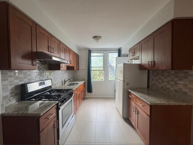 Building Photo - 216 1st St