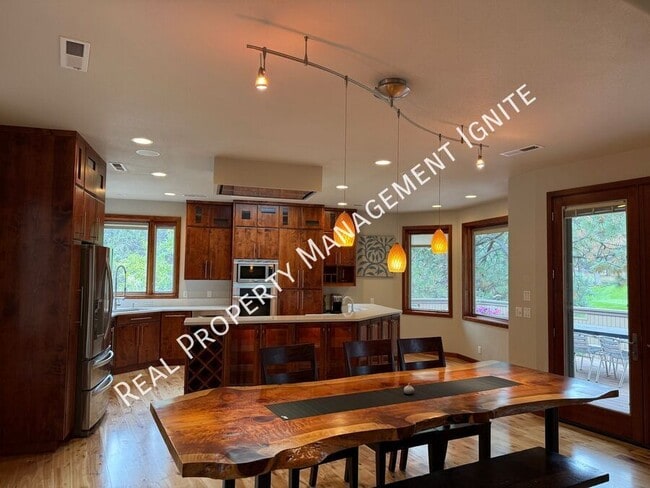 Building Photo - 3337 NW McCready Dr